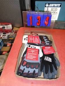 lot 134 image: Flat of work gloves. As shown.