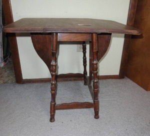 End Table 22 x 27 (Light scratchs to top)