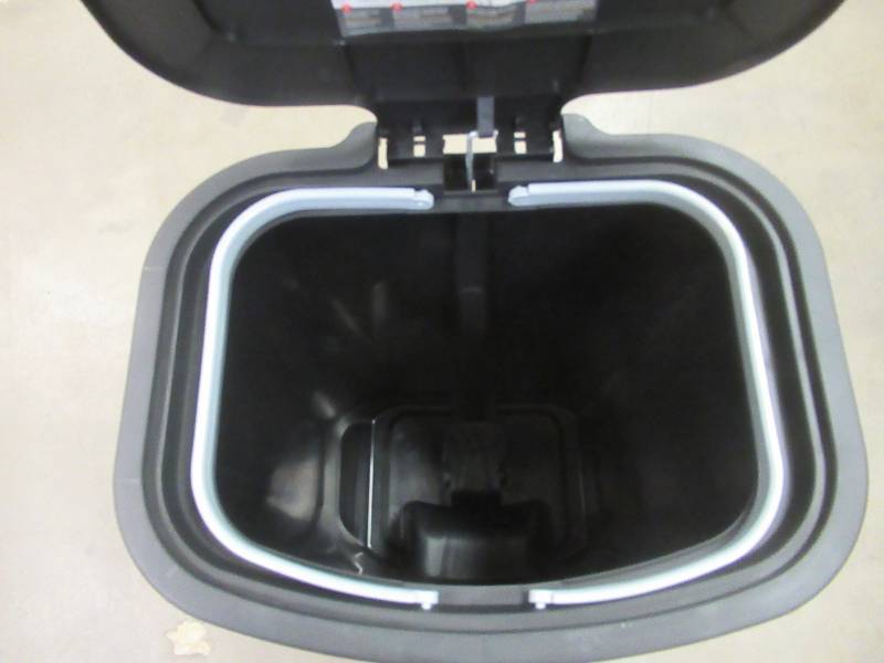 lot 509 image: Glad 20 Gal, Foot Step Trash Can - Lid Broken at lift mechanism, Foot step does not operate, Scratch and Dent - SOLD AS IS