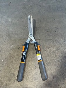 Fiskars 9 in. Power-Lever Steel Blade Telescoping Steel Handle Hedge Shears