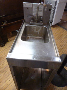 lot 65 image: Glass Tender Wash Sink