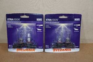 lot 28 image: 2 Sylvania Xtravision Halogen Lamps -9005