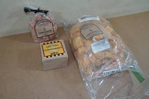 lot 94 image: Thompsons Candle Co Wax Melts -Cinnamon Bun, Hot Maple Toddy, Latte
