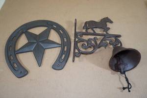 lot 115 image: Cast Iron Horse Ranch Dinner Bell with Horse Shoe Wall Art