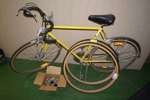 lot 141 image: Vintage Schwinn World Traveler Bicycle with Accessories
