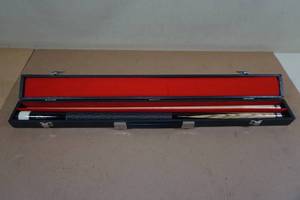 lot 172 image: Two Tone 2-Piece Pool Cue With Hard Case - 17 Oz