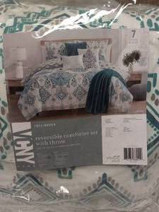 lot 38 image: VCNY HOME FULLQUEEN REVERSIBLE COMFORTER SET