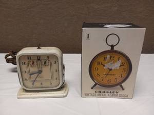 lot 48 image: VINTAGE CLOCK & VINTAGE STYLE CLOCK