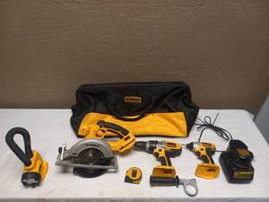 lot 67 image: DEWALT TOOL SET