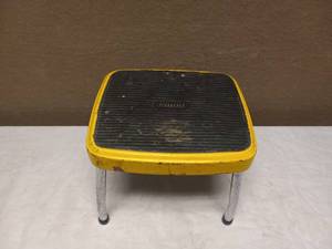 lot 73 image: COSCO BLACK AND YELLOW STEP STOOL