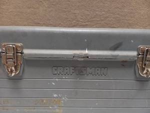 lot 74 image: GRAY CRAFTSMAN TOOLBOX WITH TOOLS