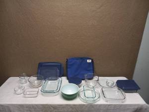 lot 76 image: HUGE ASSORTMENT OF PYREX DISH AND CARRYING BAG