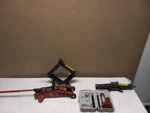 lot 78 image: (4) CAR JACKS