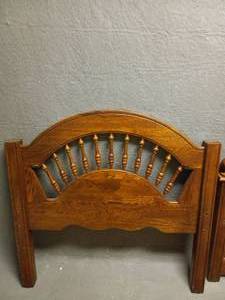 lot 101 image: OAK FULL SIZE BED FRAME SET