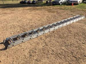 lot 8 image: Werner 32ft Aluminum Extension Ladder