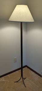 lot 14 image: Decorative Floor Lamp