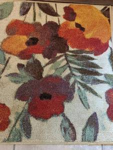 lot 15 image: Floral Accent Rug