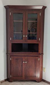 lot 27 image: Amish  Boston Shaker Corner Cabinet