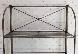 lot 28 image: Classic Metal Bakers Rack