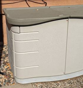 lot 124 image: Rubbermaid Outdoor Storage Container