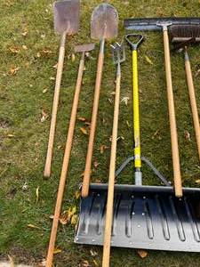 lot 159 image: Long Handled Tools