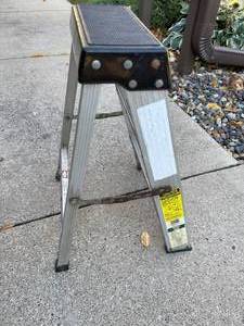 lot 164 image: Husky 2 Step Ladder