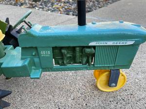 lot 174 image: John Deere Tractor Lawn Sprinkler