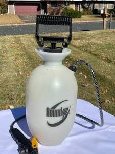 lot 185 image: Round Up One Gallon Lawn Sprayer