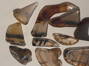lot 101 image: Lovely Polished Agates