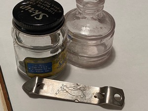lot 107 image: Fun Vintage Things