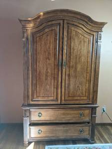 lot 52 image: Elegant Wooden Armoire 21 x 46 x78