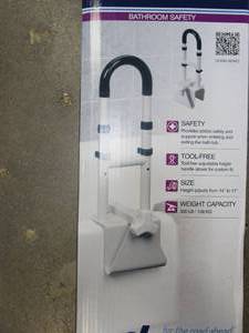 lot 269 image: DRIVE MEDICAL 22 in. x 1 in. Bathtub Grab Bar Safety Rail in White (OPEN BOX)