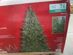 lot 324 image: 7.5 ft Cedarburg Fir Christmas Tree (BOX IS DAMAGED, APPEARS TO BE COMPLETE)