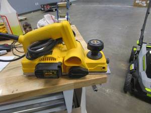 lot 331 image: DEWALT 5.5 Amp Corded 3-14 in. Portable Hand Planer (NICE CONDITION)