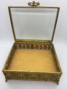 lot 15 image: Vintage Gold Gilded Brass Filigree Jewelry Trinket Box with Beveled Glass Lid
