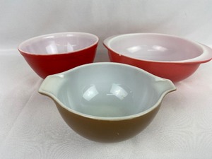 lot 293 image: Three Pyrex Mixing Bowls - 2 Small, 1 Medium