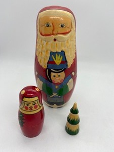 lot 359 image: Vintage Nesting Doll (Matryoshka) - 1996 Hand Painted Santa - 5 Dolls Plus a 2.5 Doll hiding a small Christmas Tree Inside