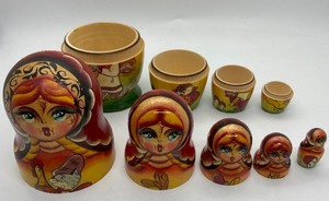 lot 384 image: Vintage Russian Nesting Doll (Matryoshka)- Made in Russia