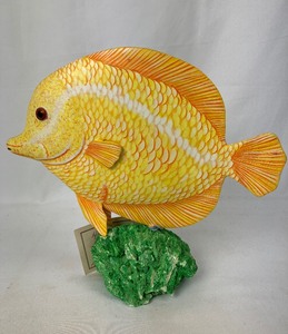 lot 393 image: Hawaiian Hand Carved Fish & Bright Fish Candle