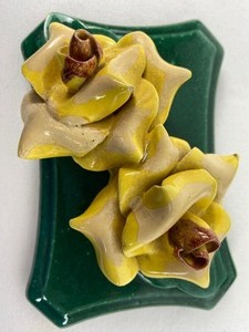 lot 78 image: 1940s Green Ceramic Covered Trinket Box with Yellow Roses