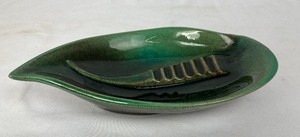 lot 8 image: Mid-Century Red Wing Ashtray and Two Melamine Kenro Holiday Bowls