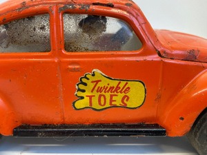 lot 111 image: Vintage 1970 Tonka Toys Die Cast VW Twinkle Toes Beetle Car