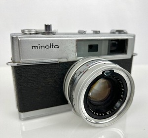 lot 108 image: Vintage Minolta Hi-Matic 7 35mm Rangefinder Film Camera, Leather Case, Shutter Release Cable, and Kakonet-B Flash