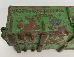 lot 124 image: Vintage Arcade McCormick Deering Cast Iron Buckboard Wagon Hopper  Box