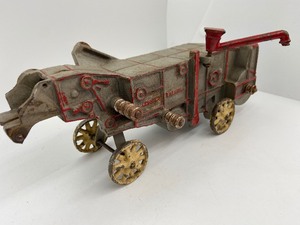 lot 123 image: Vintage McCormick Deering Arcade Cast Iron Threshing Machine