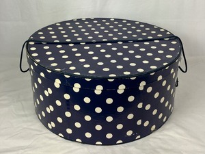 lot 130 image: Vintage Hat Box with 3 Hats and 2 Clutches- Frank Olive For Neiman Marcus & More