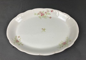 lot 167 image: Vintage White China Platter, Saucer & Planter