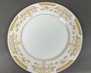 lot 118 image: 15 China Dinner Plates- Coronet Signature Collection