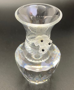 lot 194 image: Swarovski Miniature Vase with Flower Decor