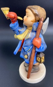lot 199 image: Hummel Figurine - Hear Ye, Hear Ye - #750